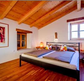 6 Bedroom Villa with Pool in Sisan, Sleeps 10